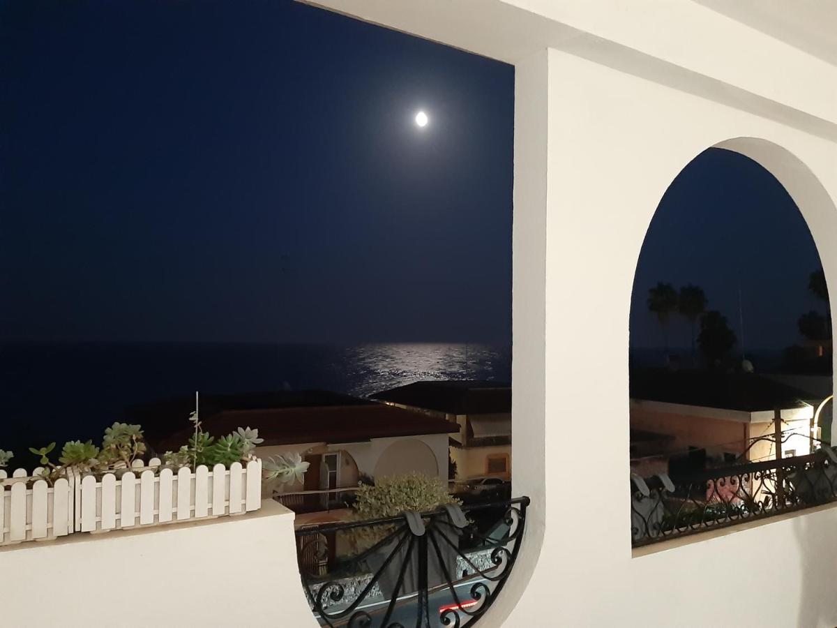 אצ'י קסטלו B&B Sea Terrace מראה חיצוני תמונה