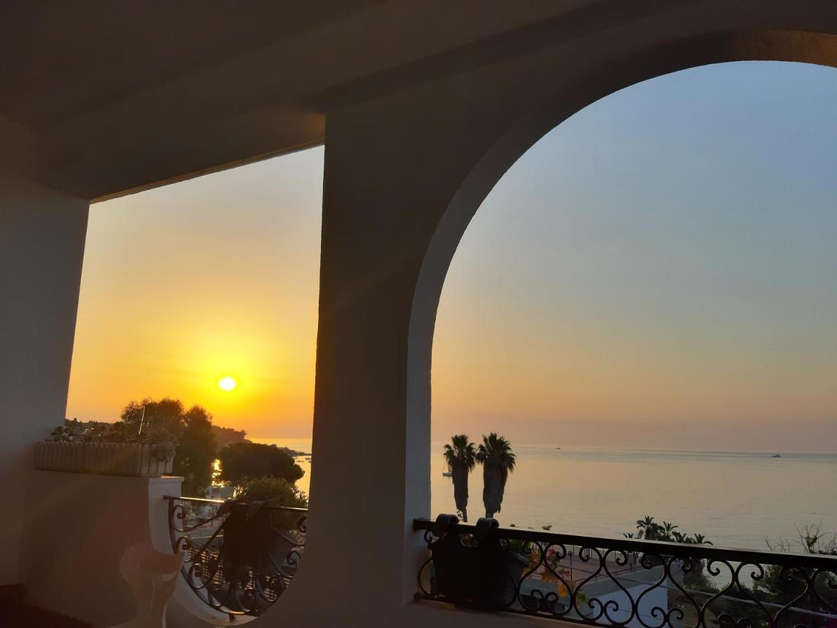 אצ'י קסטלו B&B Sea Terrace מראה חיצוני תמונה