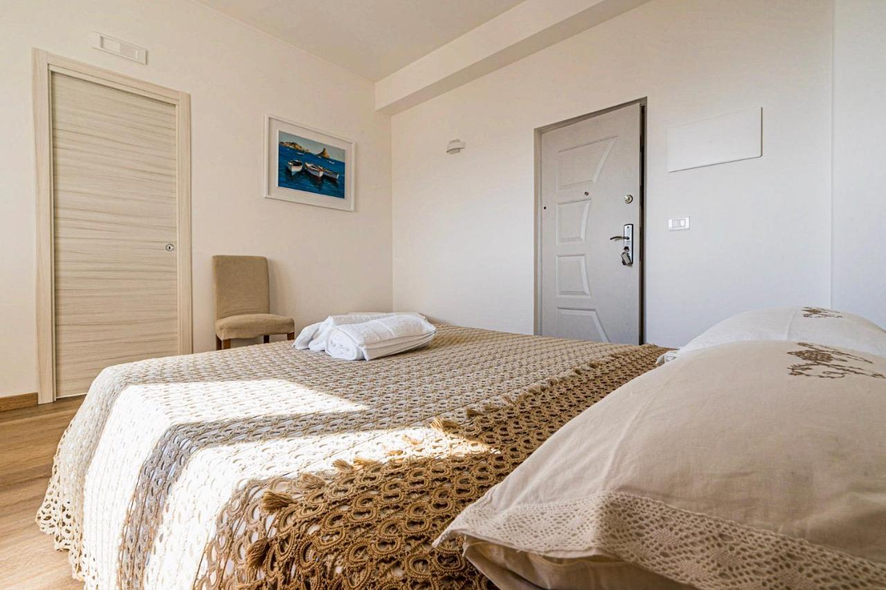 אצ'י קסטלו B&B Sea Terrace מראה חיצוני תמונה